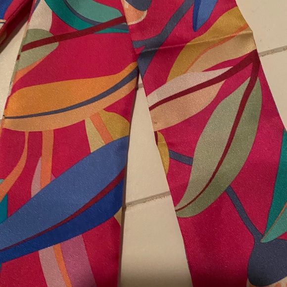 🔴SOLD🔴Pink Authentic Chanel Bandeau Scarf Twilly - Picture 3 of 9